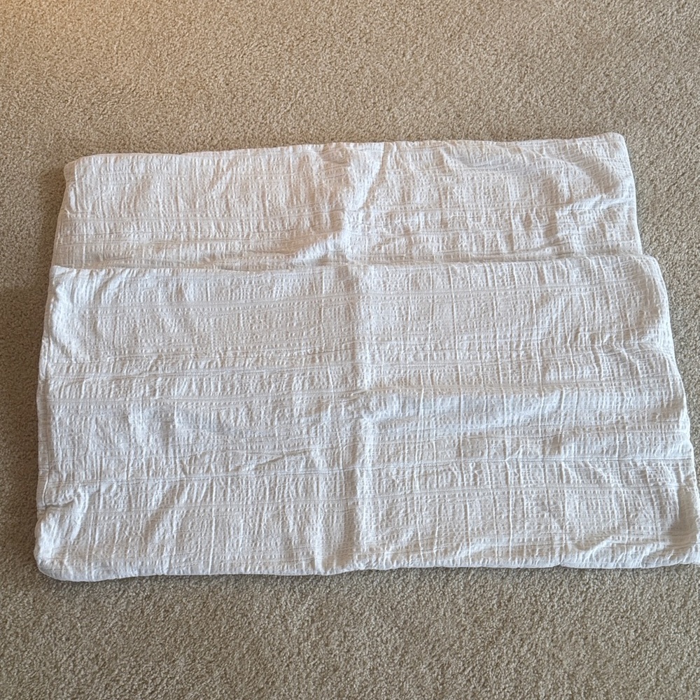 Set of Two Elegant White/Cream Textured Pillow Shams